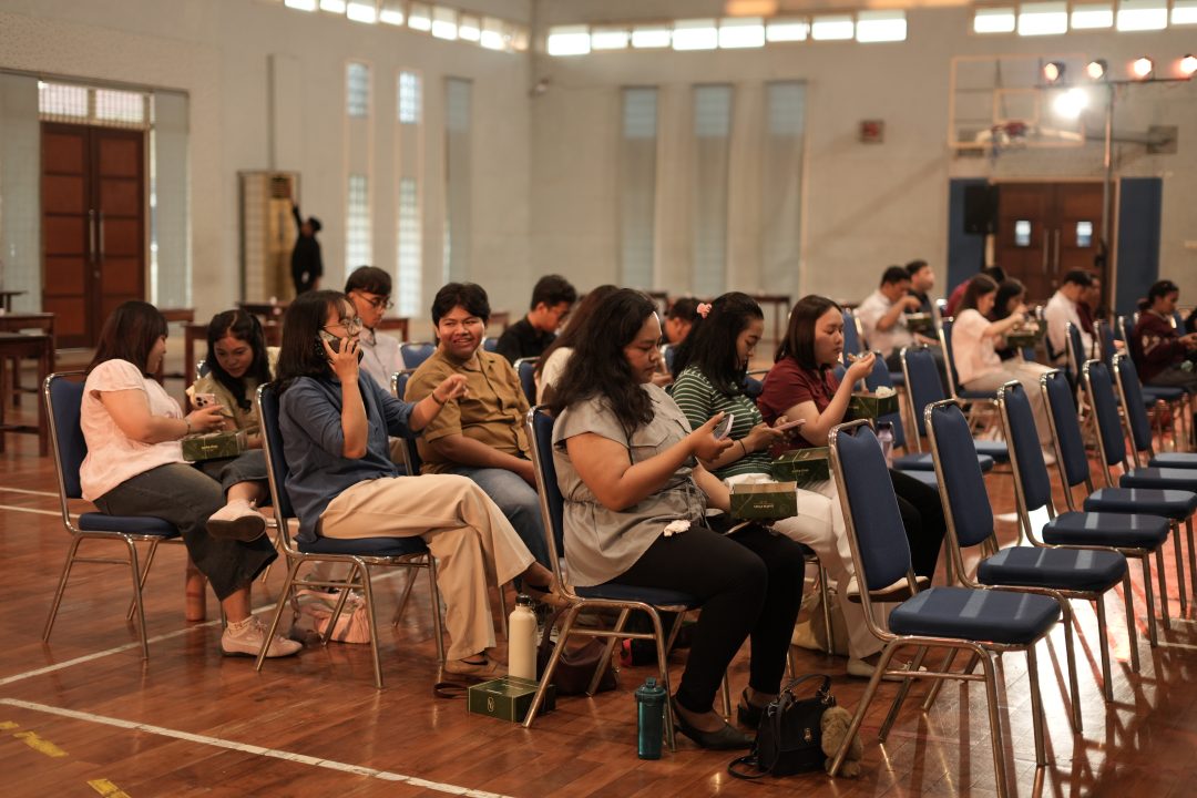 Peserta menunggu acara SEARAH dimulai di hall SMP-SMA Santo Carolus Surabaya