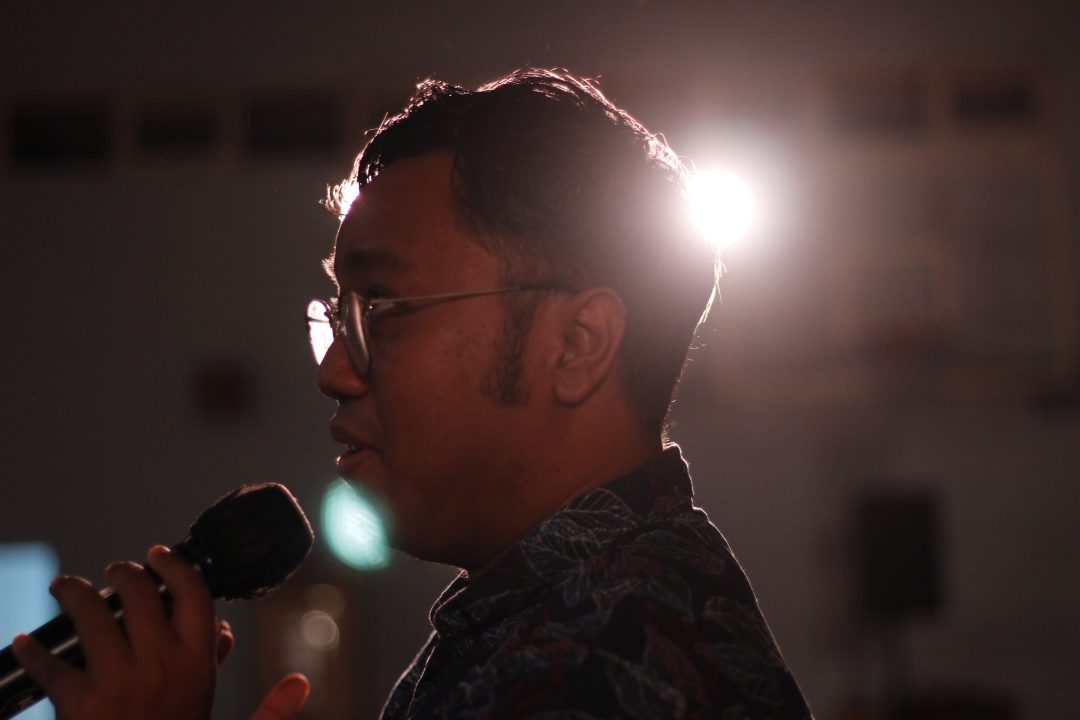 Pembicara menyampaikan sesi berbagi dengan wireless microphone