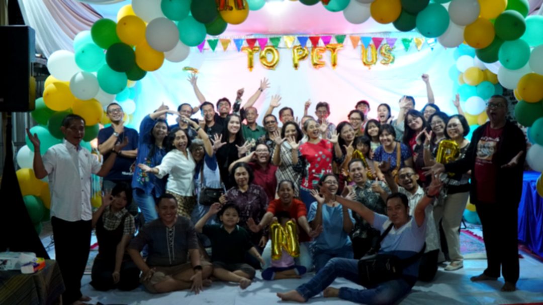 Foto bersama umat Lingkungan Santo Petrus di akhir perayaan HUT, Paroki Sakramen Mahakudus Surabaya