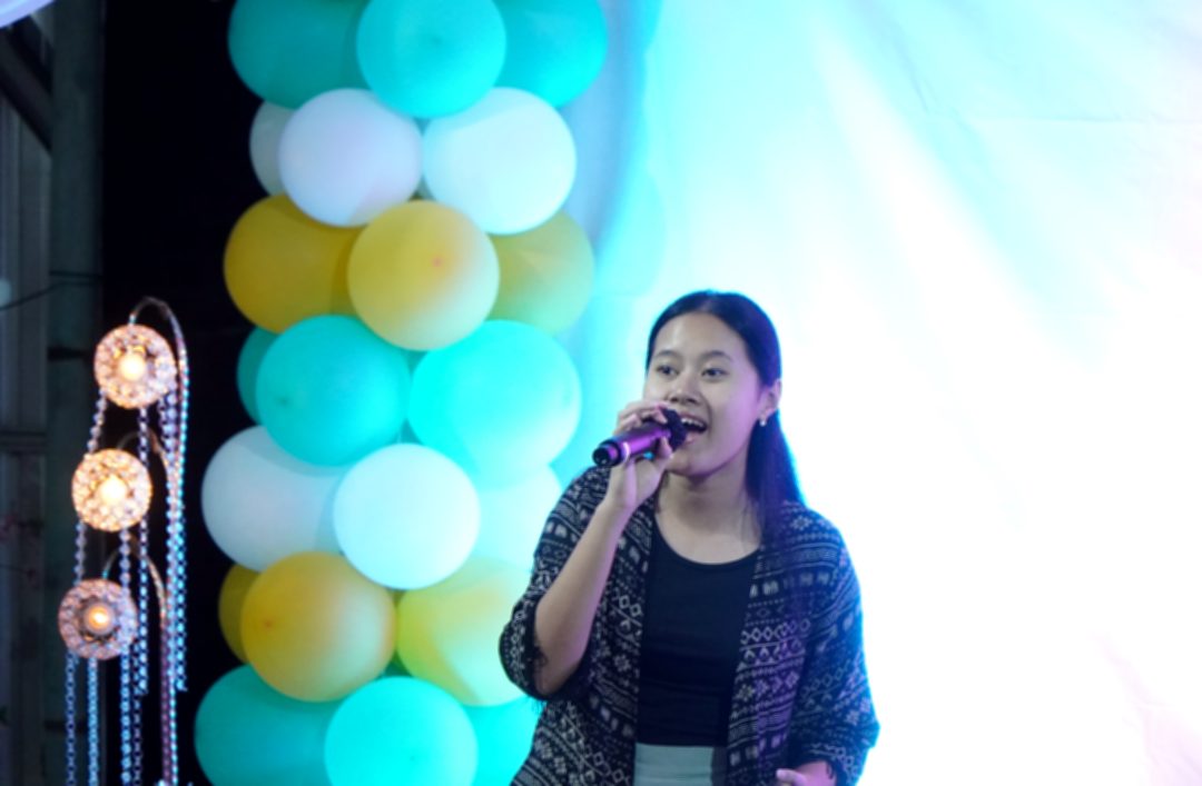 Umat membawakan lagu di panggung berhias balon pada HUT Lingkungan Santo Petrus
