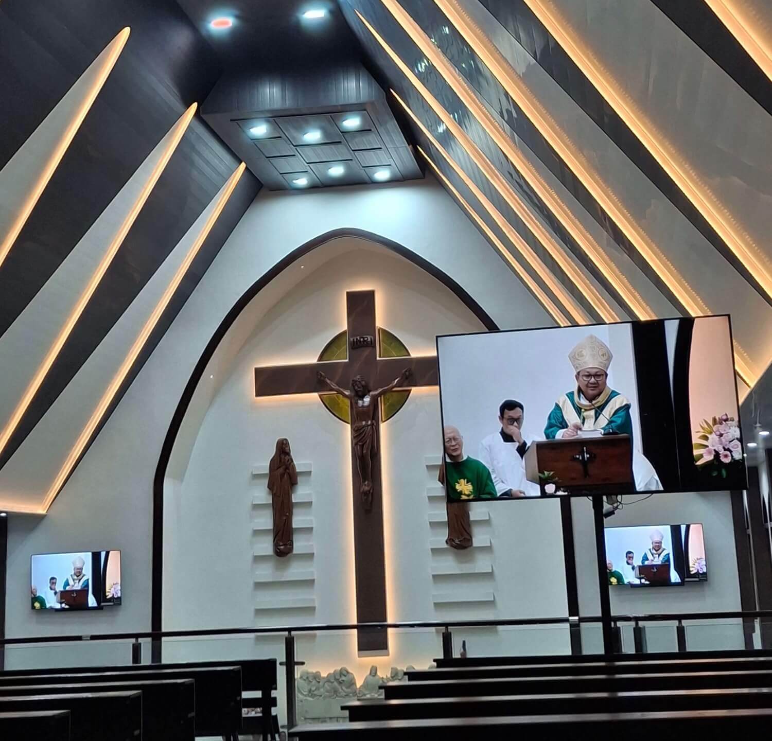 Misa Pemberkatan Kembali Gereja Sakramen Mahakudus Surabaya oleh Mgr. Agustinus Tri Budi Utomo